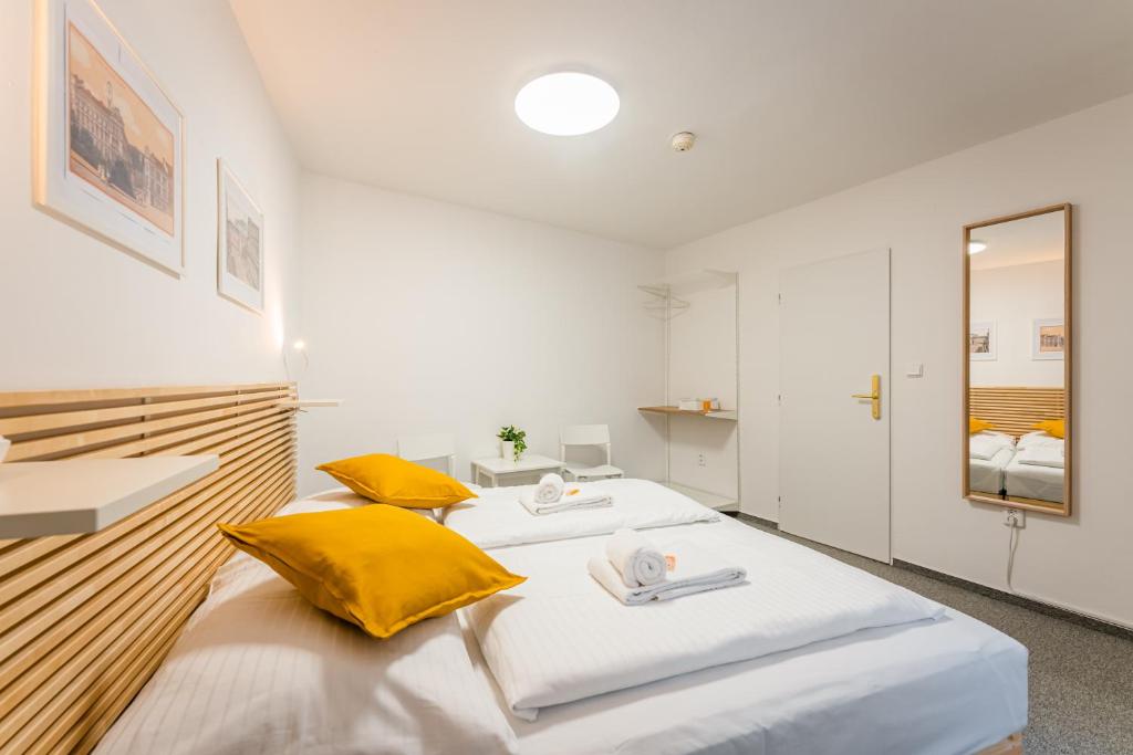 Postel nebo postele na pokoji v ubytování Self-service Hotel Ostaš Praha