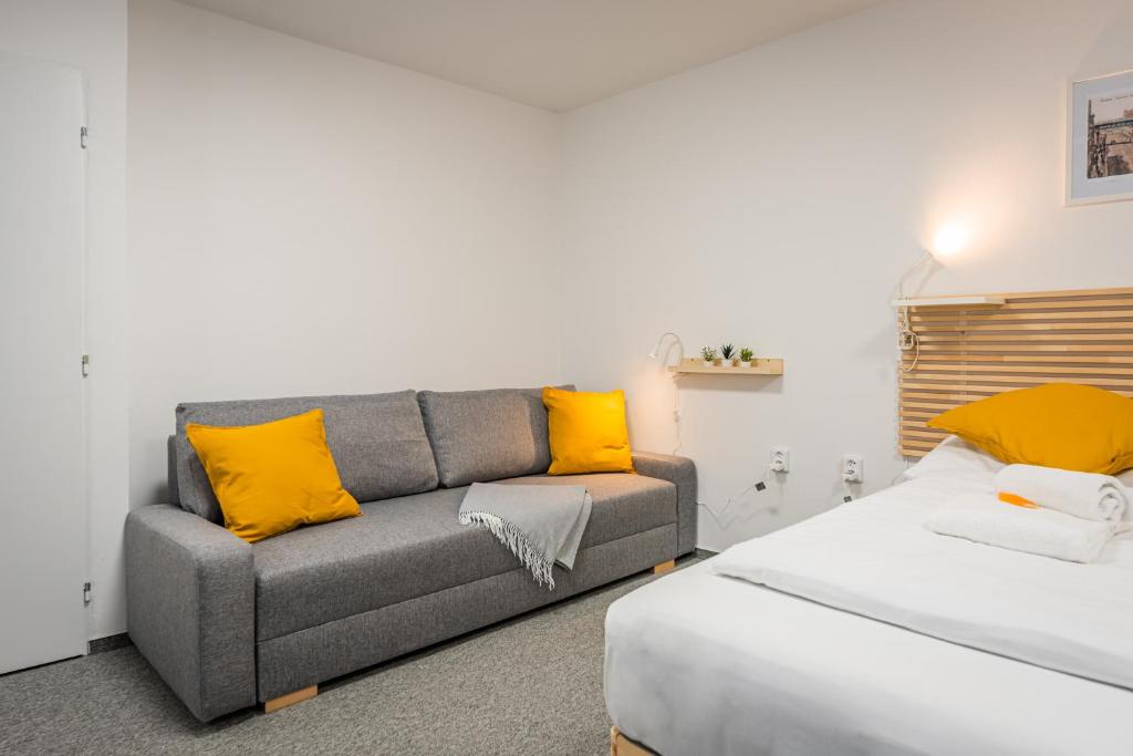Postel nebo postele na pokoji v ubytování Self-service Hotel Ostaš Praha