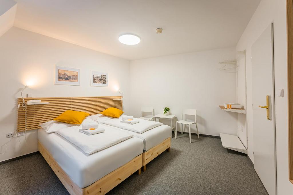 Postel nebo postele na pokoji v ubytování Self-service Hotel Ostaš Praha
