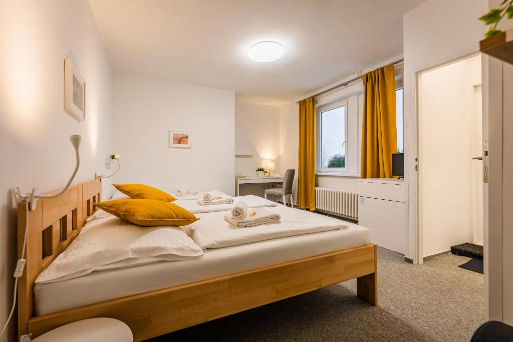 Postel nebo postele na pokoji v ubytování Self-service Hotel Ostaš Praha