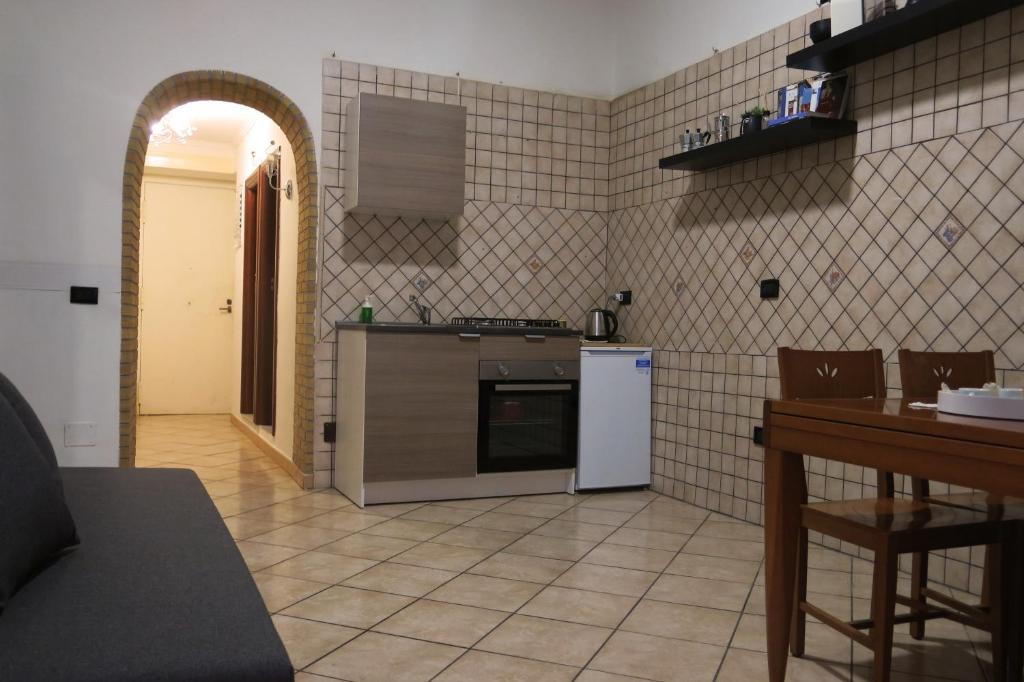kuchnia z kuchenką i lodówką w obiekcie Maison Agnone w mieście Neapol