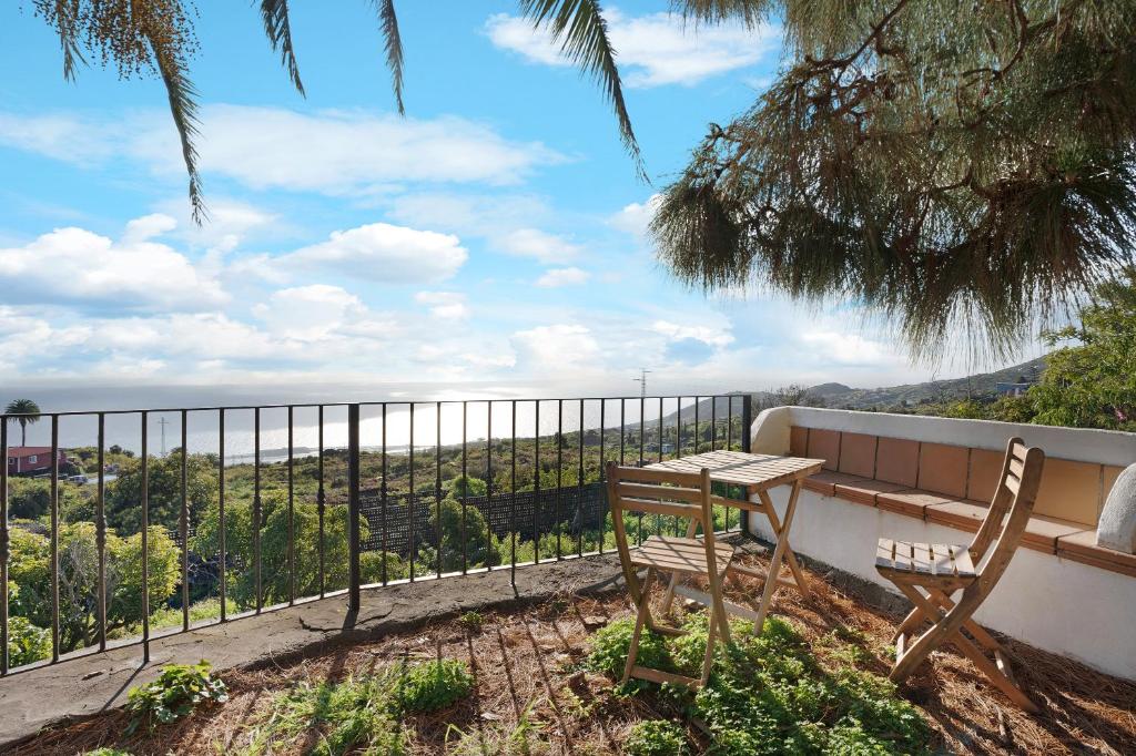 een tafel en stoelen op een balkon met uitzicht bij Cassalive in Mazo