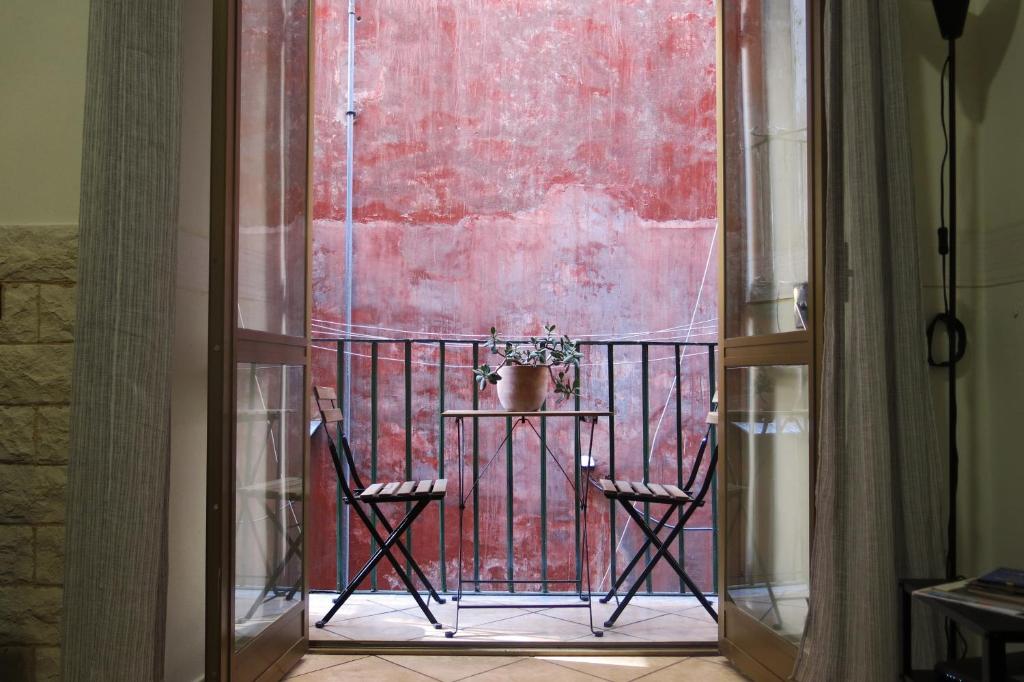 balkon ze stołem i doniczką w obiekcie Maison Agnone w mieście Neapol