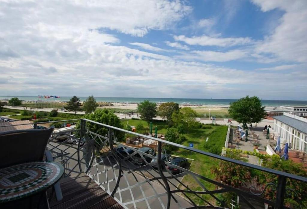 balcón con vistas al océano en Villa Seeblick Warnemünde - Fewo mit Meerblick und Balkon direkt am Strand für 2-4 Pers en Rostock
