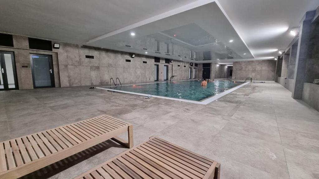- une grande piscine pour 2 personnes dans l'établissement Apartament Skorpion Marina & Spa Sagaris Dziwnów, à Dziwnów