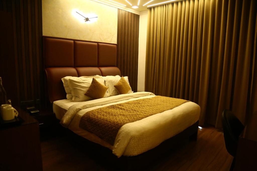 Postel nebo postele na pokoji v ubytování SAJ Earth Resort & Convention Center , Kochi