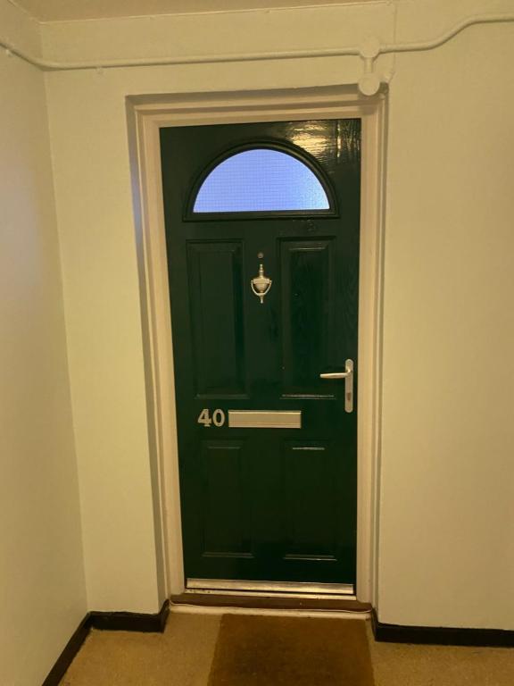 Una puerta verde con un número. en Cavendish house, en Strawberry Hill