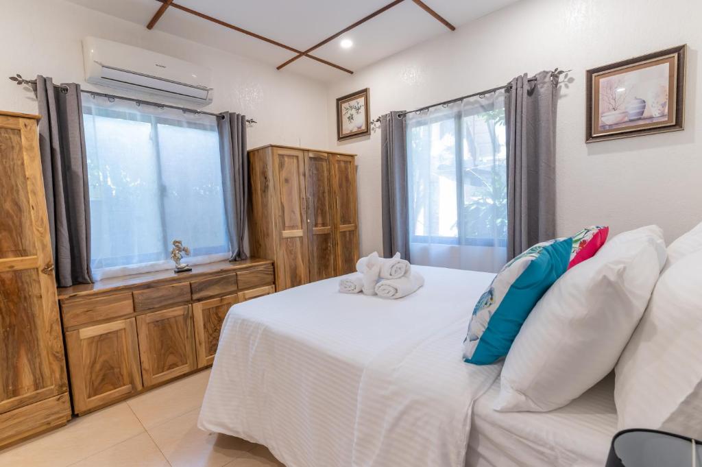 Postel nebo postele na pokoji v ubytování Alona Apartments