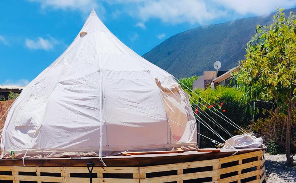 a tent sitting on top of a wooden box at Totoralillo Glamping in Coquimbo