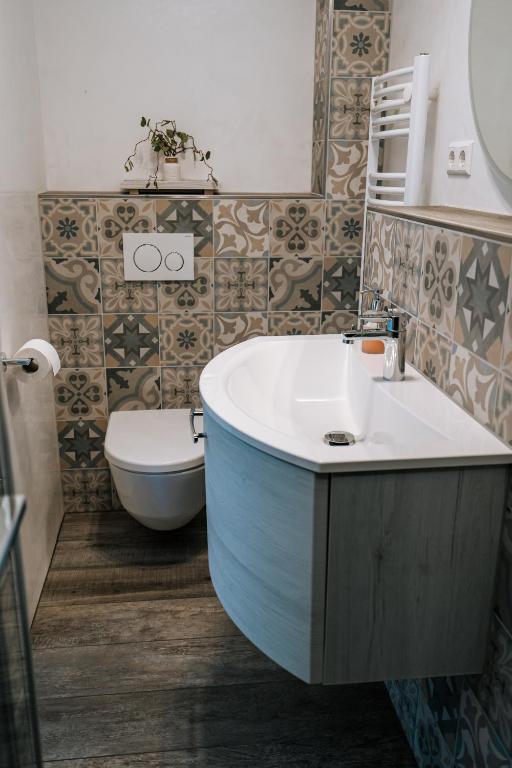 Koupelna v ubytování Dill Hotel