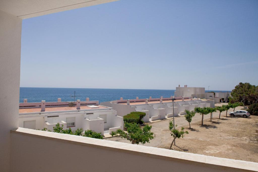 un balcón con vistas a un aparcamiento en Duplex Ancla, en L'Ametlla de Mar