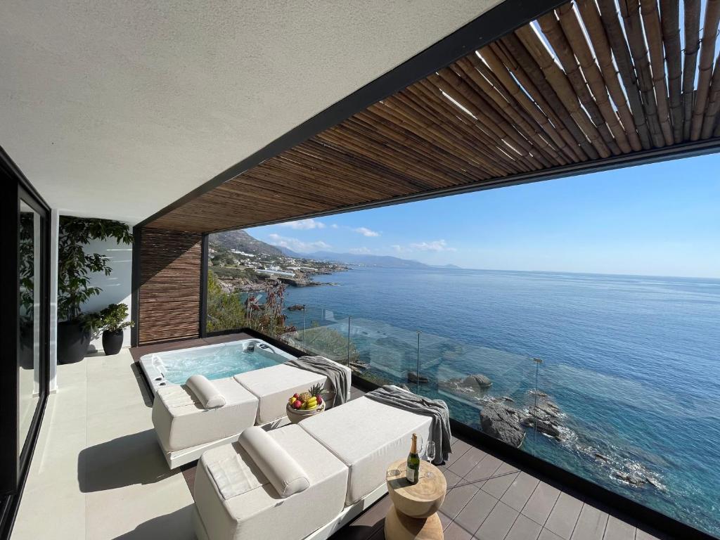 vistas al océano desde el balcón de una casa en Mystique Luxury Suite en Achlia