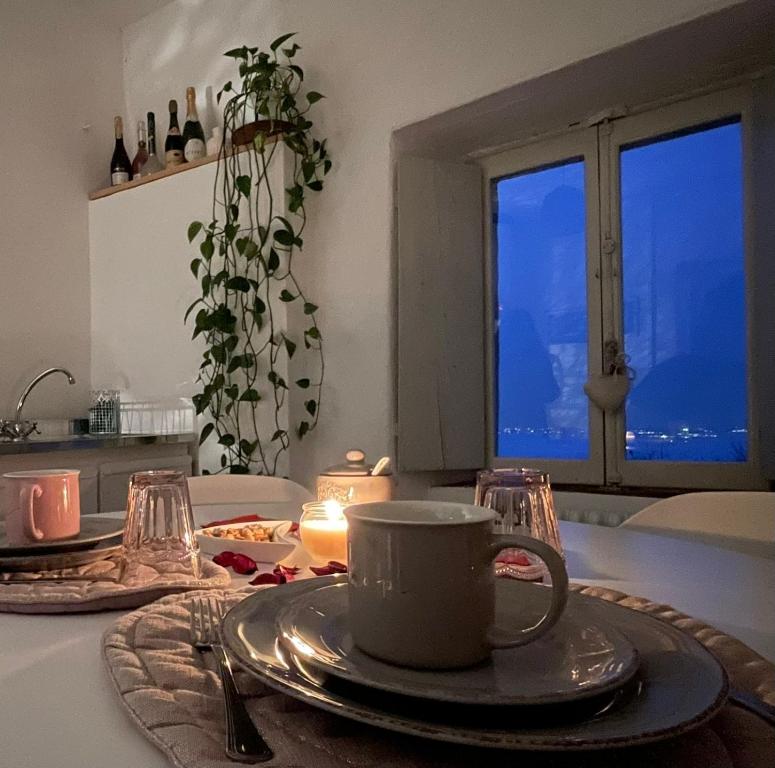 una mesa con una taza de café y platos en ella en Ca' di Rae Bed&Breakfast olistico, en Almenno San Bartolomeo