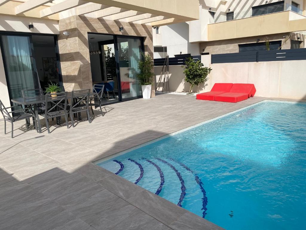 una piscina frente a un edificio en Luxury Villa with private pool, en Los Montesinos