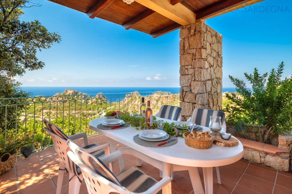 - une table sur une terrasse avec vue sur l'océan dans l'établissement Costa Paradiso villa con piscina indipendente e vista mare per 6 persone, à Costa Paradiso