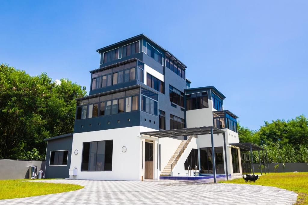 a house with a blue and white facade at 和你民宿 in Xincheng