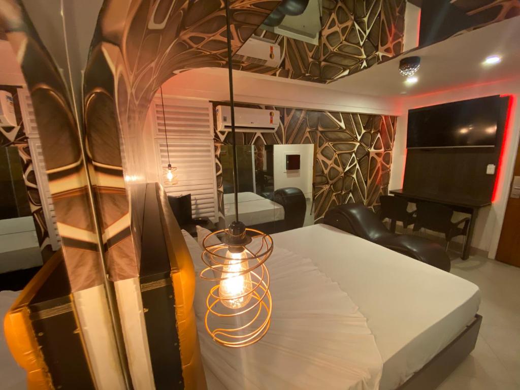 a room with a bed with a light on it at Motel Messalina in Sao Paulo