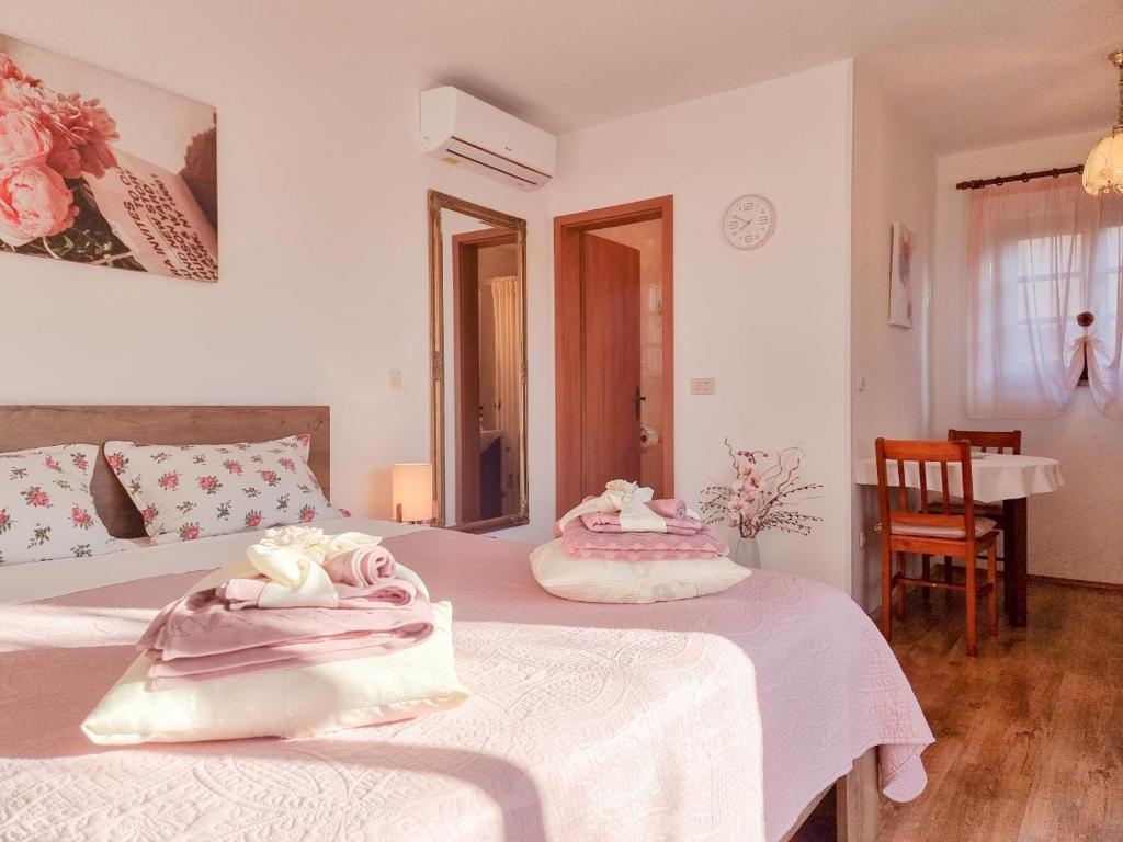 een slaapkamer met 2 bedden en handdoeken bij Santo in Novigrad Istria