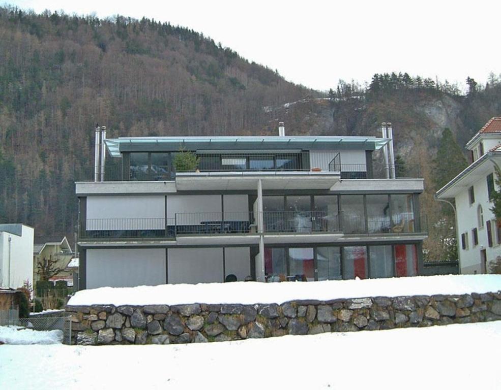 uma casa grande no meio de uma montanha em Blair Kreuzgasse 14 6-Bettwohnung em Meiringen