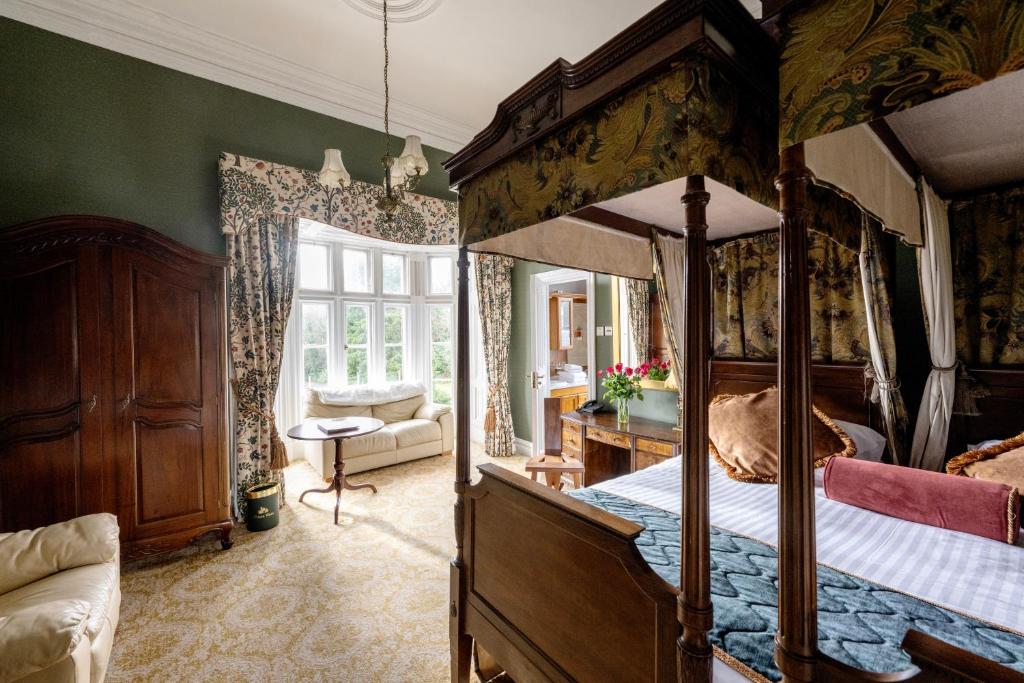 Postel nebo postele na pokoji v ubytování Belleek Castle, Ballina