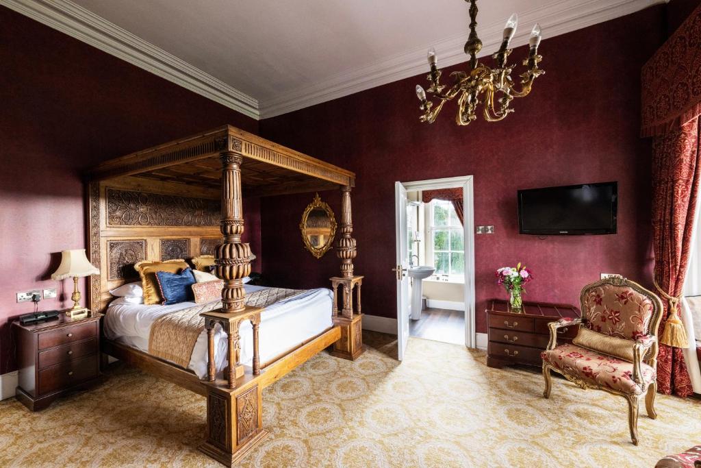 Postel nebo postele na pokoji v ubytování Belleek Castle, Ballina