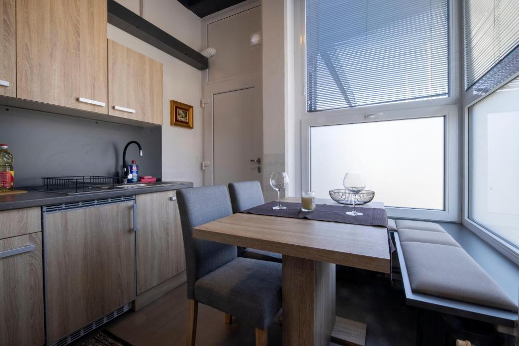 Kuchyň nebo kuchyňský kout v ubytování Hostel Limaks Celje