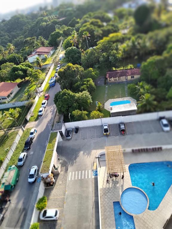 uma vista aérea de um parque de estacionamento com duas piscinas em Via expressa l queen l ar cond l tv smart l wi-fi l cozinha completa em Maceió