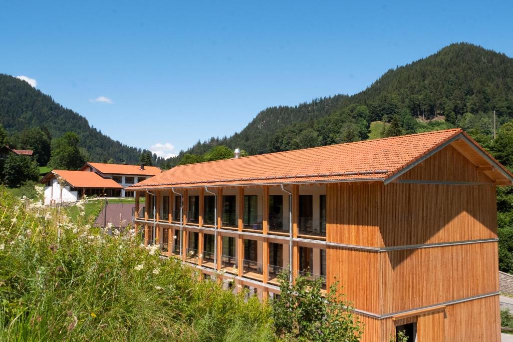 Nespecifikovaný výhled na hory nebo výhled na hory při pohledu z hostelu