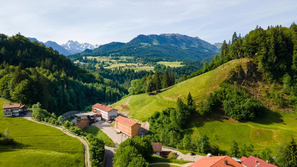 uma vista aérea de uma aldeia nas montanhas em Oberstdorf Hostel em Oberstdorf