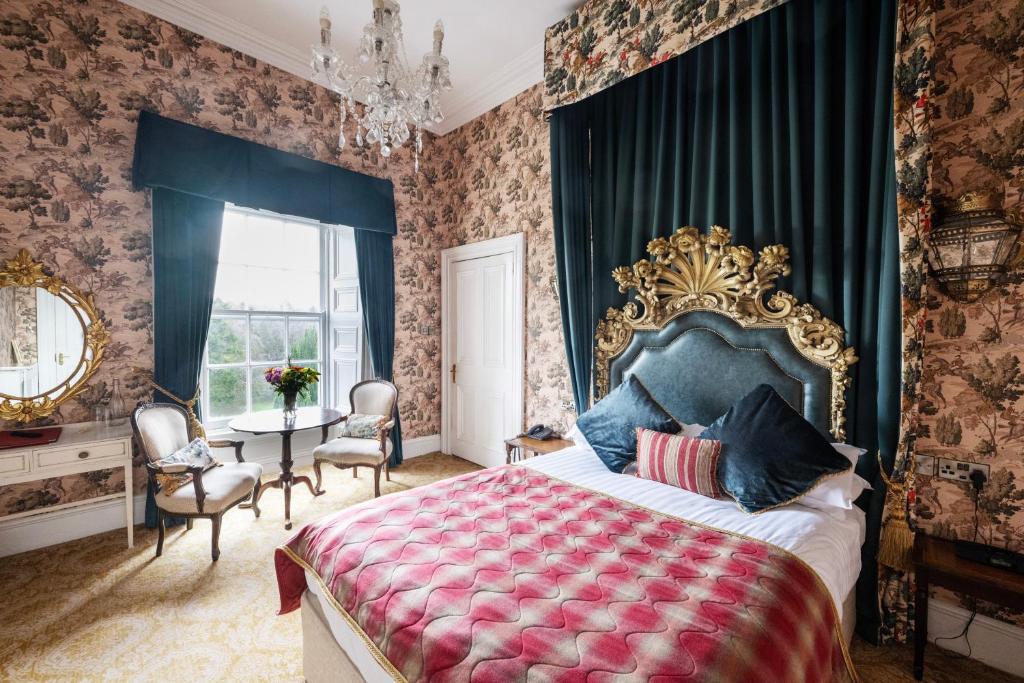 Postel nebo postele na pokoji v ubytování Belleek Castle, Ballina