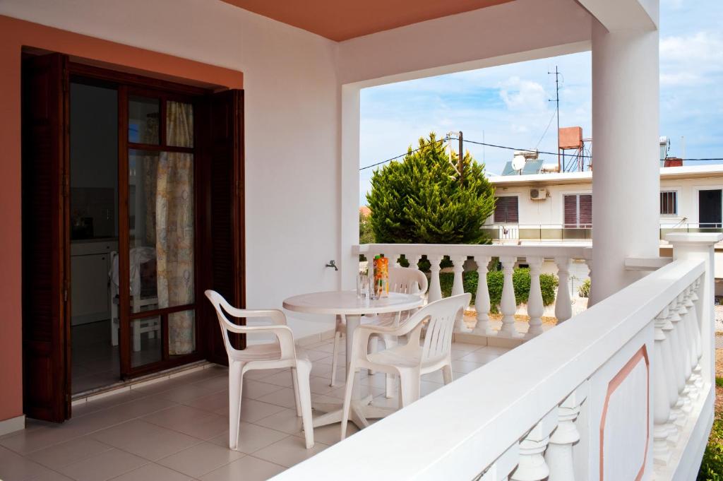 Balkón nebo terasa v ubytování Captain Michalis Apartments - 750m from Kalamaki Beach