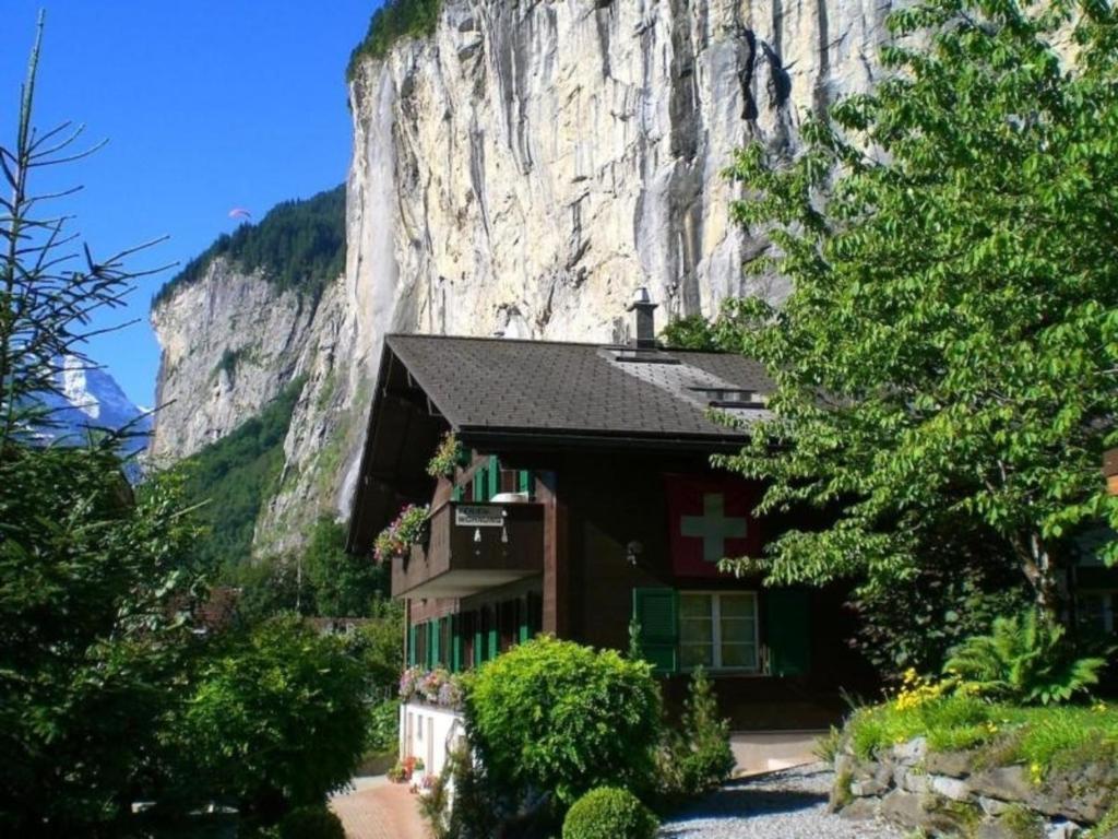 een gebouw voor een berg bij Ferienwohnung "Margrit Ost" in Lauterbrunnen