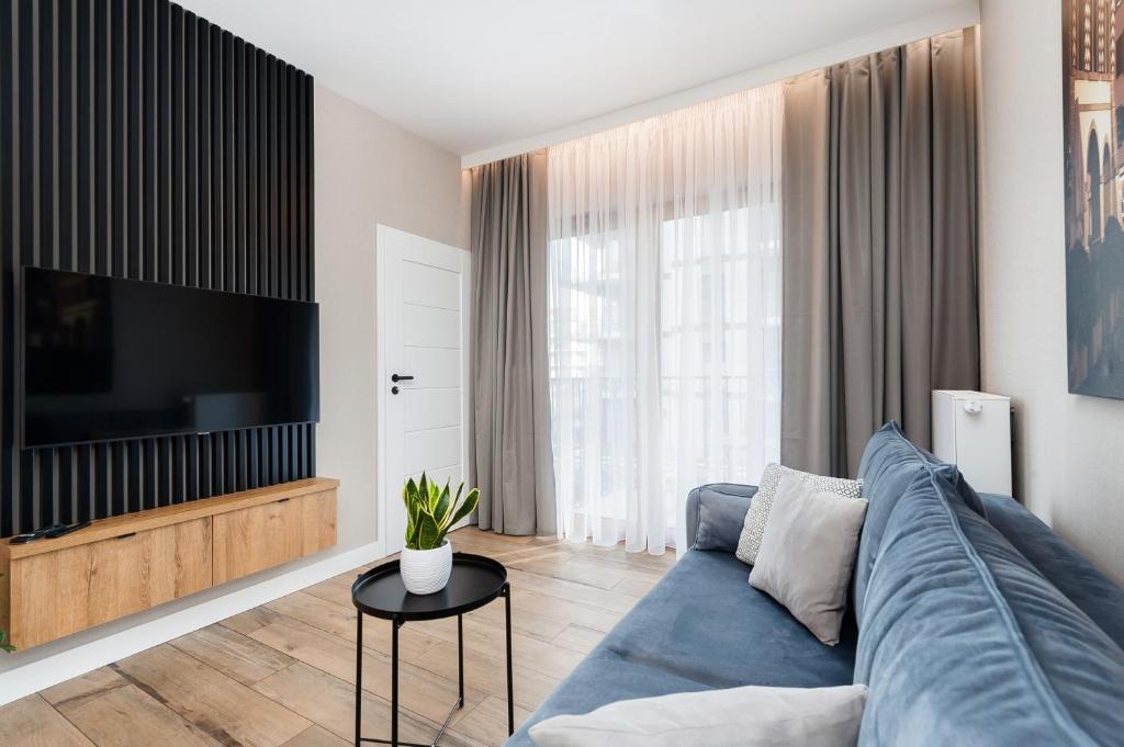 Televízia a/alebo spoločenská miestnosť v ubytovaní Krakowiak Apartment