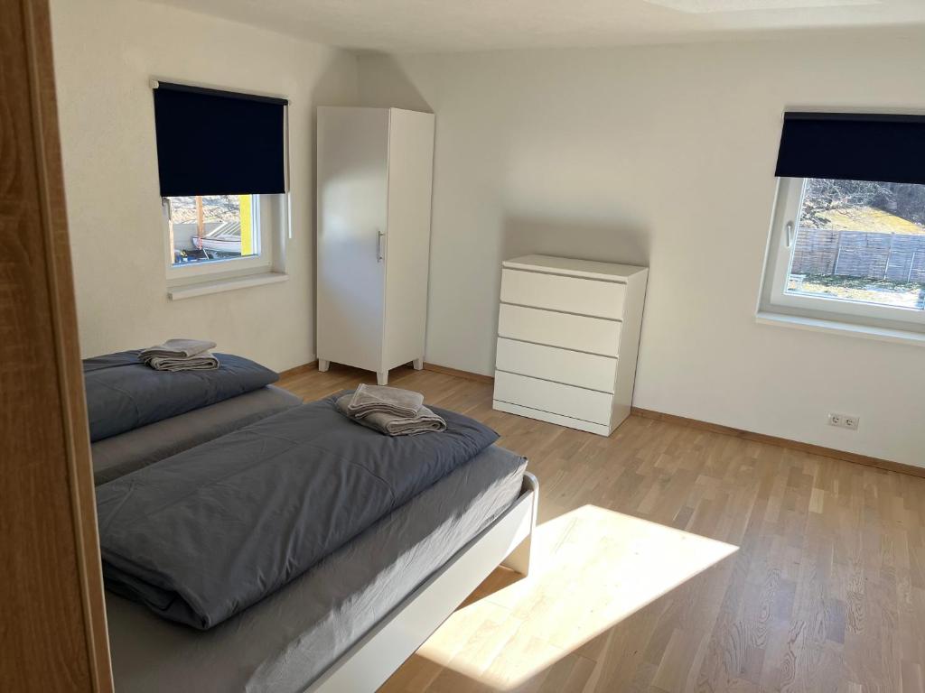 Un pat sau paturi într-o cameră la Apartments 1