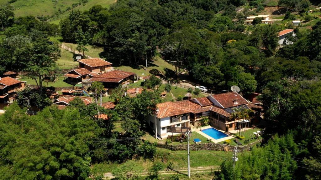 uma vista aérea de uma casa com piscina em Pousada Estância Vip em Cunha