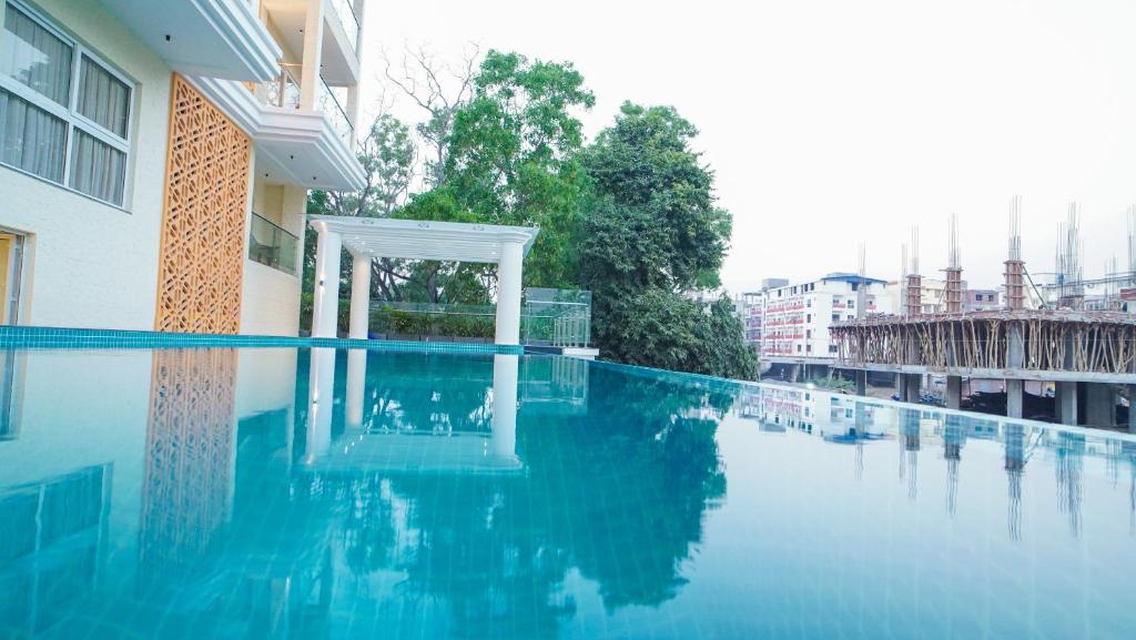 Bazén v ubytování Antique Regency !! luxurious hotel in digha !! nebo v jeho okolí