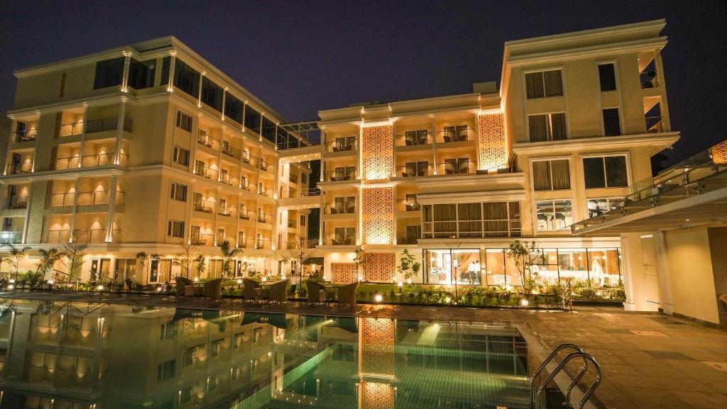 Bazén v ubytování Antique Regency !! luxurious hotel in digha !! nebo v jeho okolí
