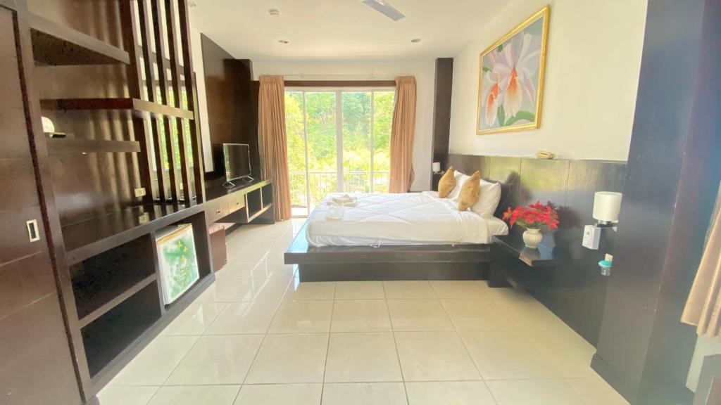 Postel nebo postele na pokoji v ubytování SM Patong Resort