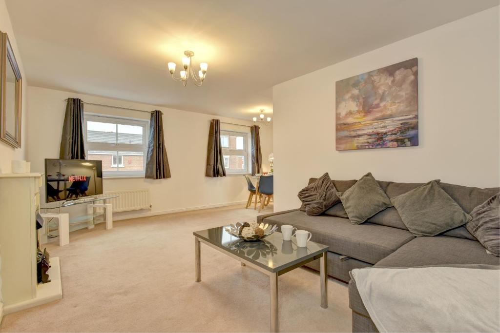 sala de estar con sofá y mesa en K Suites - Duke St Bridgwater, en Bridgwater