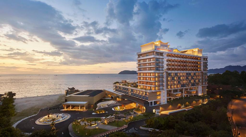 パンタイチェナンにあるPARKROYAL Langkawi Resortの夕暮れ時の海辺のホテルの描写
