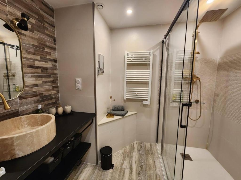 Kúpeľňa v ubytovaní le J&J Appartement spacieux climatisé en centre ville