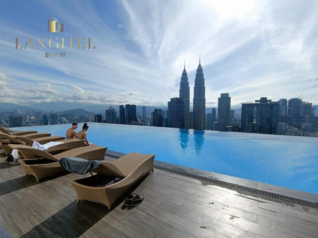 een zwembad met uitzicht op de stad bij Platinum 2 KLCC NewLuxuryCondo By Langitel with InfinityCityView SwimmingPool in Kuala Lumpur