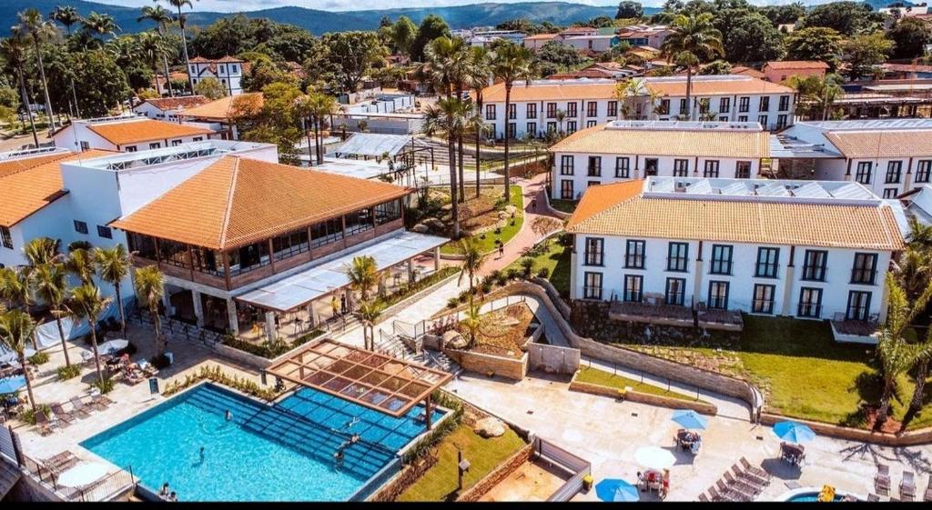 una vista aérea de un complejo con piscina en Resort em pirinopolis, en Pirenópolis