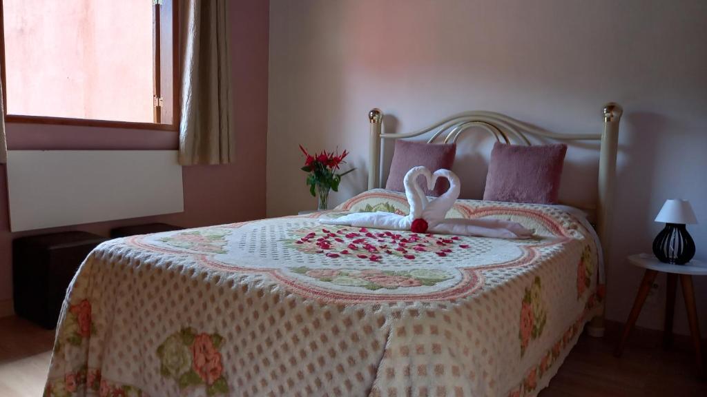 Ένα ή περισσότερα κρεβάτια σε δωμάτιο στο Chalés Mimar Lumiar Suítes individuais