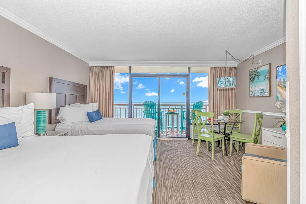 um quarto de hotel com duas camas e uma varanda em Caravelle 1512 em Myrtle Beach