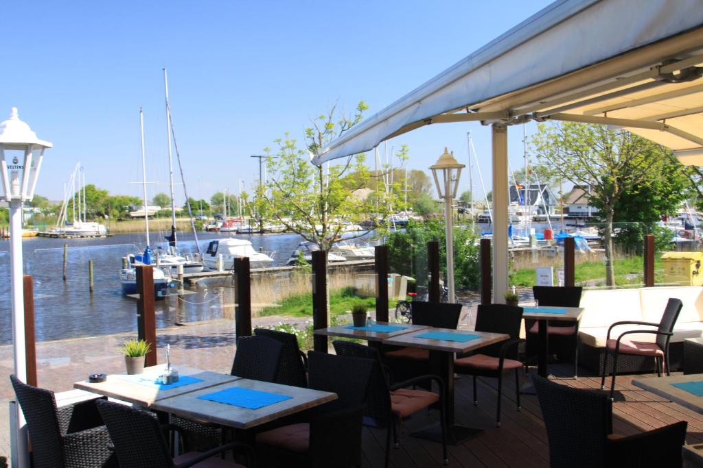 Výhled na řeku, která protéká v blízkosti hotelu