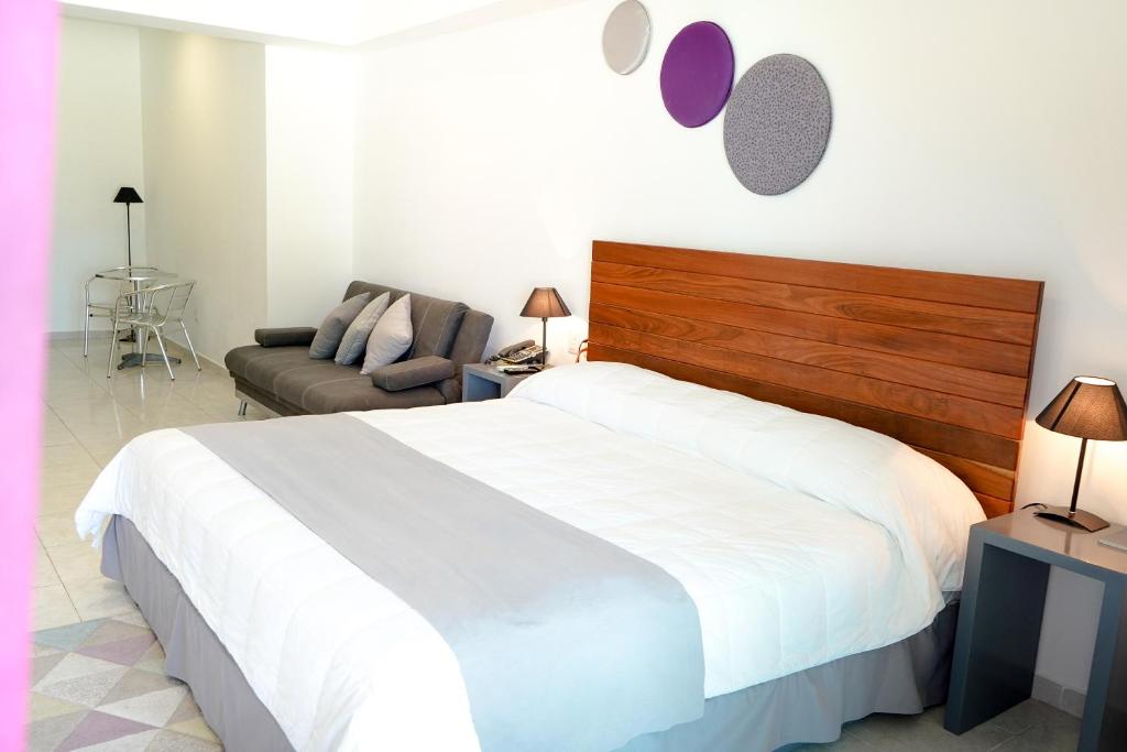 Postel nebo postele na pokoji v ubytování TRYP by Wyndham Chetumal