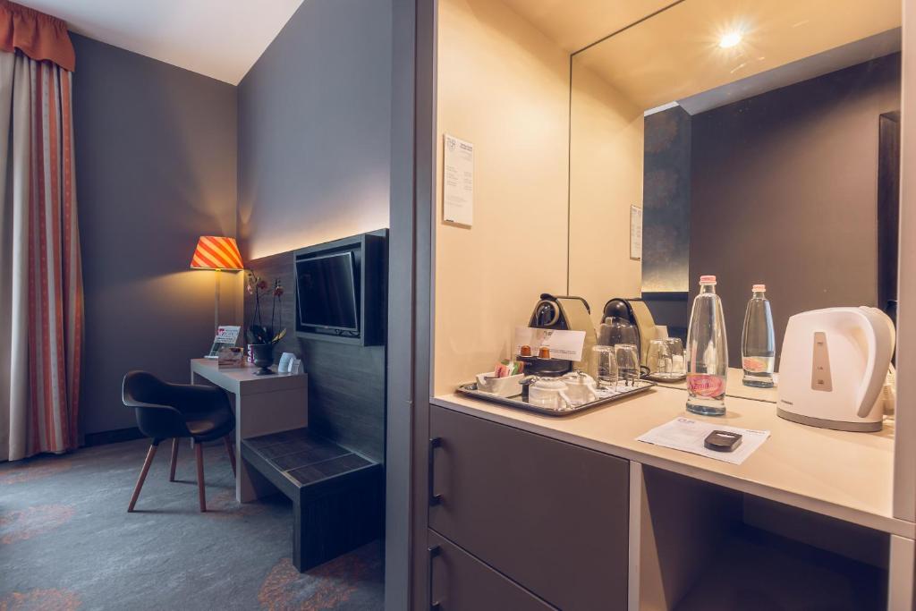 Televízia a/alebo spoločenská miestnosť v ubytovaní Hotel Museum Budapest