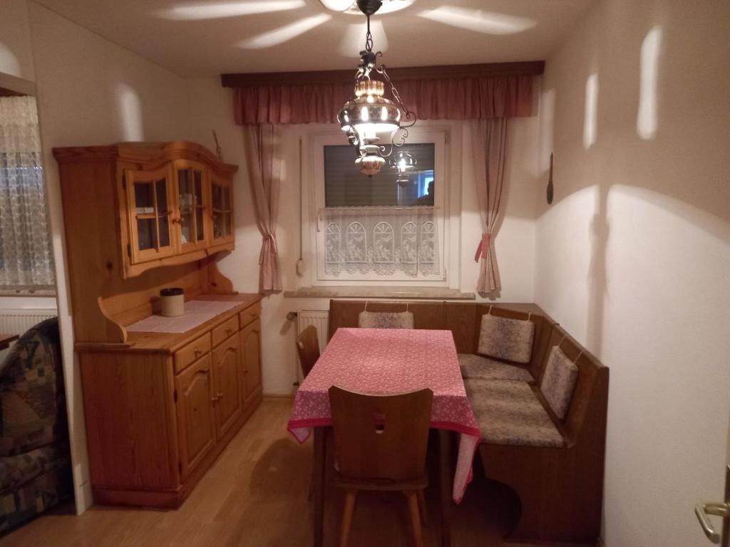 una piccola cucina con tavolo e finestra di Ferienwohnung in Arzberg 1 ad Arzberg