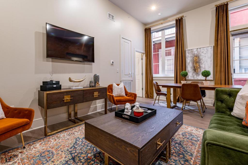 een woonkamer met een bank en een tafel bij The Audubon in New Orleans